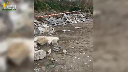 Trecento metri quadrati di terreno vegetale trasformati in una discarica abusiva