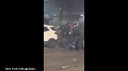 Poliziotto accerchiato e aggredito al corteo Askatasuna a Torino, le immagini