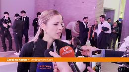 Carolina Kostner festeggia il bronzo del Team Event "Io un p&ograve; la loro mascotte"