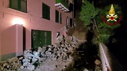 A Genova crolla un muraglione su un palazzo e un garage: le immagini