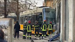 Tram deraglia a Milano e si schianta contro un palazzo, le immagini