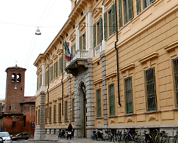 La vicina di casa non tollera i suoi cani. Lo ferisce con la stecca da biliardo