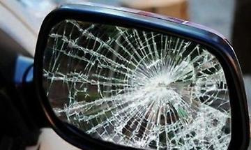 Calci agli specchietti delle auto parcheggiate, denunciato il vandalo