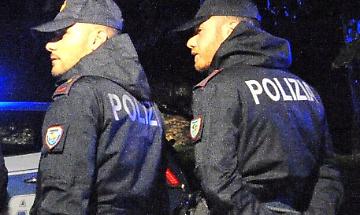 Troppi gli ospiti in casa, la polizia &lsquo;caccia&rsquo; tutti