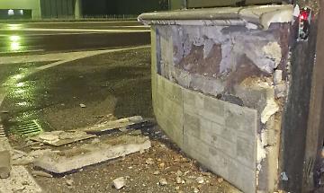 Camion pirata travolge il muro di una villa: danni ingenti