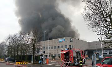 Incendio alla Magic Pack, vigili del fuoco al lavoro da due ore