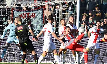 Allo Zini gara accesa ma equilibrata: Cremonese-Genoa 0-0 all'intervallo