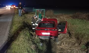 Perde il controllo dell'auto e finisce in un canale irriguo