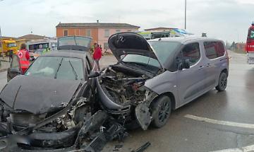 Violentissimo scontro fra due auto, 80enne lotta per la vita