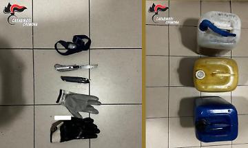 Fermati nella notte con taniche di gasolio e oggetti sospetti: denunciati due uomini
