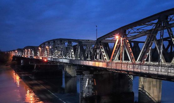 Il ponte sul Po torna a essere illuminato