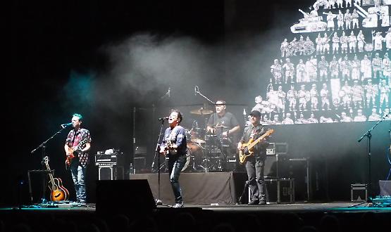 Rock,  favole e ironia: Bennato senza tempo 