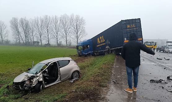 Schianto tra auto e tir sulla Melotta: strada chiusa, tre feriti