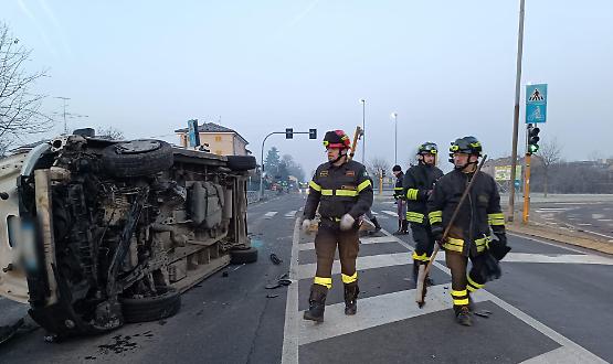 Furgone abbatte il semaforo e si ribalta