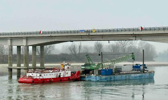 Ponte Verdi, il cantiere entra nel vivo: palancole nel Po per proteggere i sommozzatori