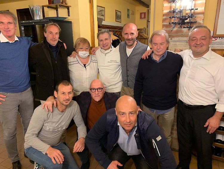 Montorfano, Maspero, Castagna, De Agostini, Giandebiaggi, Perovic e Berago insieme a Roberta Venturini, il marito Giuseppe e Corrado Venturini