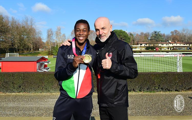 Fausto Desalu con mister Stefano Pioli
