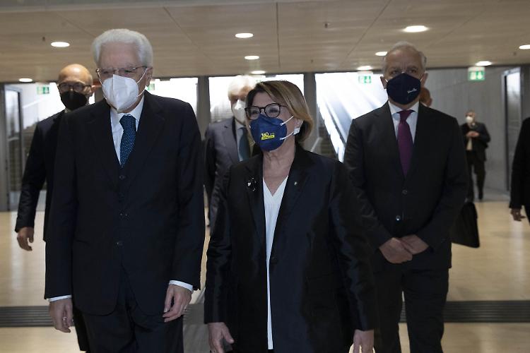 Il presidente della Repubblica Sergio Mattarella con Maria Bianca Farina, presidente di Poste Italiane