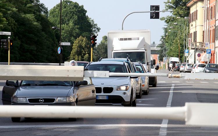 Passaggio a livello danneggiato da un'auto, treno fermo