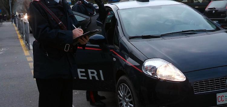 Si oppone al controllo dei carabinieri e dà in escandescenze, denunciato