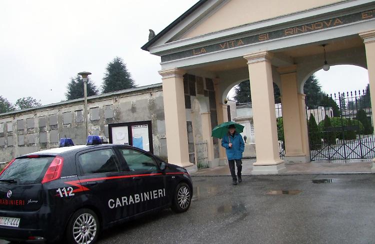 I carabinieri davanti al cimitero comunale