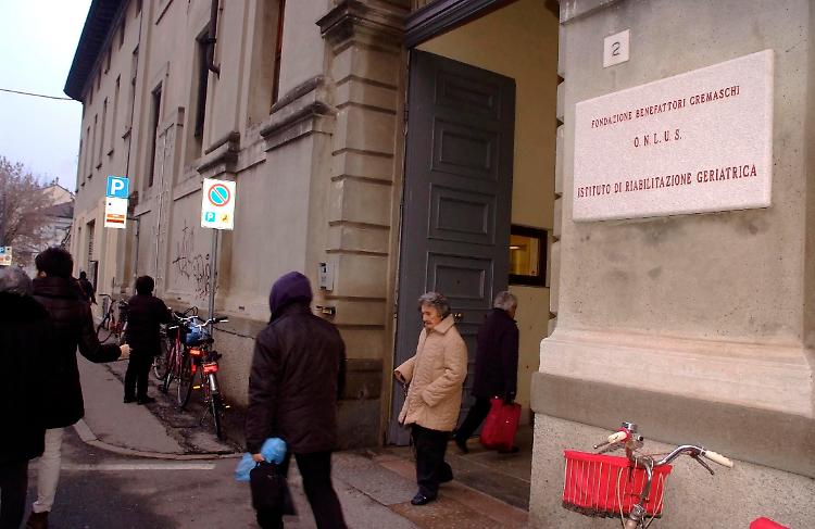 L'ingresso della Fondazione Benefattori Cremaschi di via Kennedy