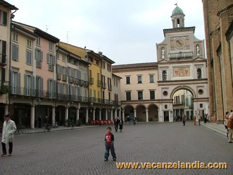 Bancarelle sotto il Torrazzo