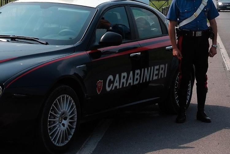 Lite per motivi passionali, prende a calci e pugni l'auto della fidanzata