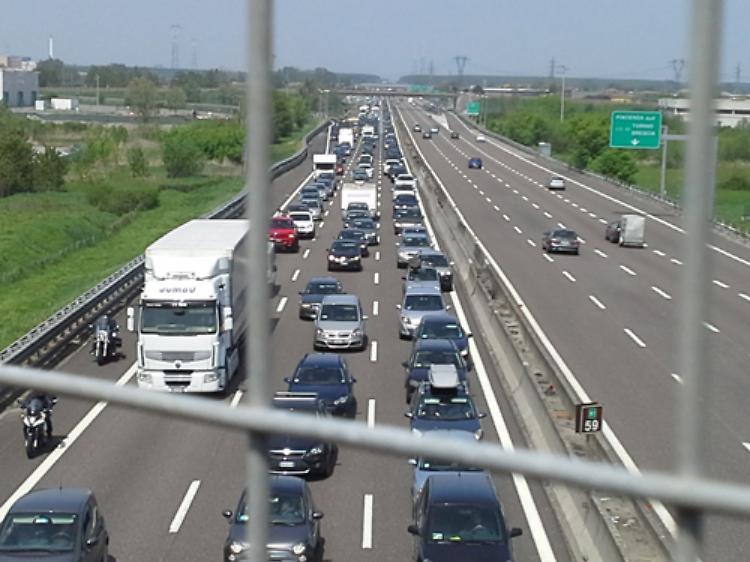 Incidente auto-camion in autostrada, due feriti e viabilità in tilt