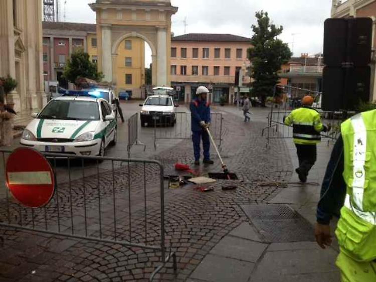 Cortocircuito, in via Verdi 'esplode' un tombino