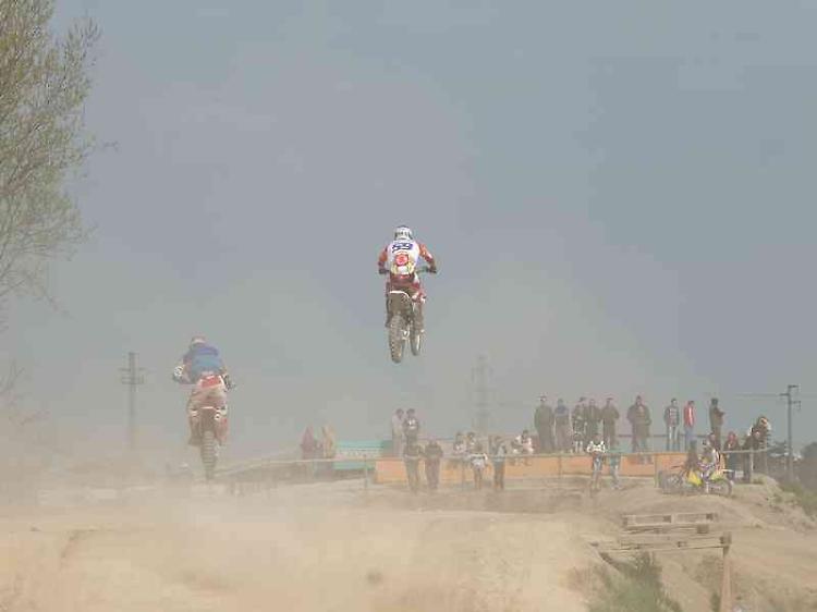 Cade con la moto da cross, paura e fratture per un 26enne