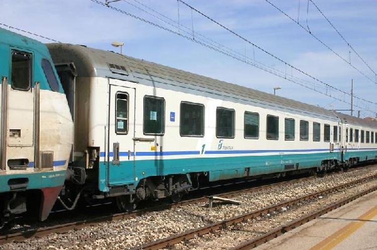 Sbarre su, convoglio fermo un'ora