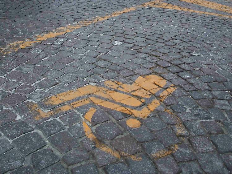 Usa il pass del padre morto