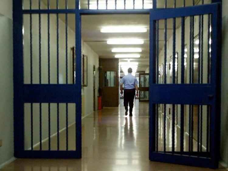 Viola il divieto di avvicinamento alla moglie, arrestato
