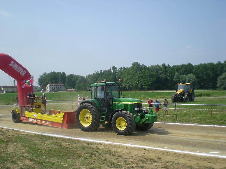 Uno dei trattori impegnato nella gara di tiro