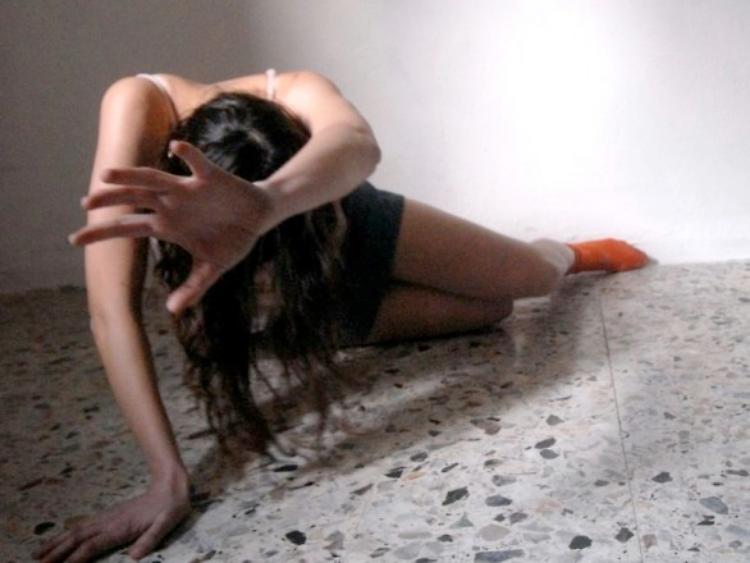 Minacciata col coltello e chiusa in casa