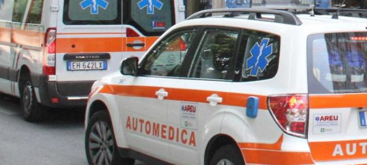 Capelli intrappolati nel rullo, operaia ferita al lavoro