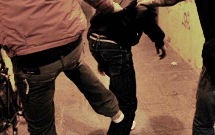 aggressione preso a calci