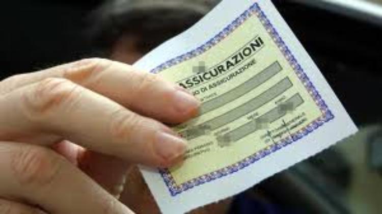 Documenti falsi per stipulare polizze auto, denunciato