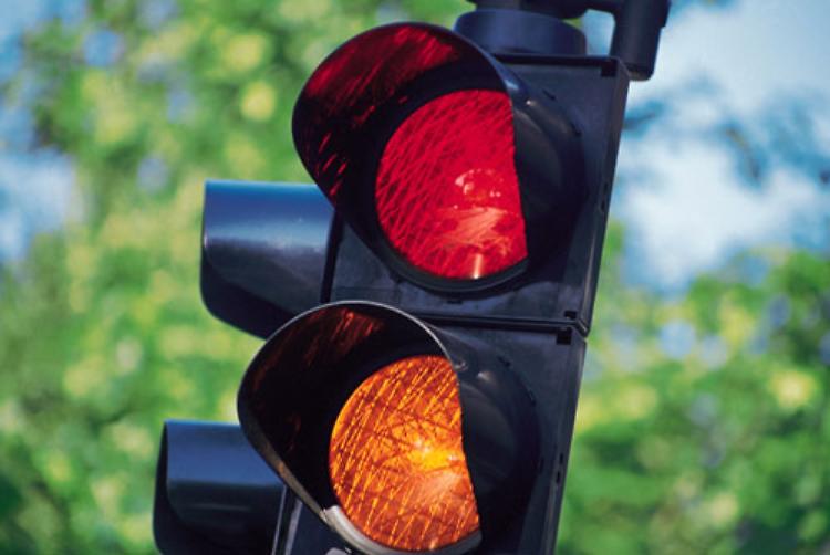 Code di auto in via Giordano Semaforo da sincronizzare