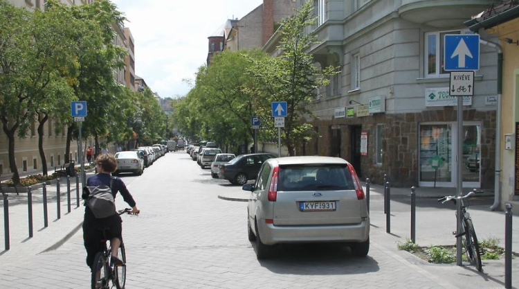 La Fiab: 'Bici in controsenso e non in contromano'