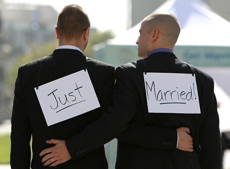 Nozze gay, sindaci contrari all'annullamento