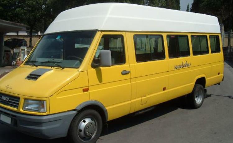 Automezzi del Comune di San Bassano parcheggiati all'aperto e al gelo