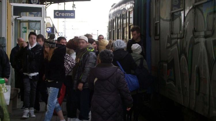 In 150 come su un carro bestiame, protesta dei pendolari cremaschi