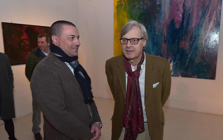 Sgarbi al 'DondolandoArte Atelier' per i quadri di Alfredo Saviola