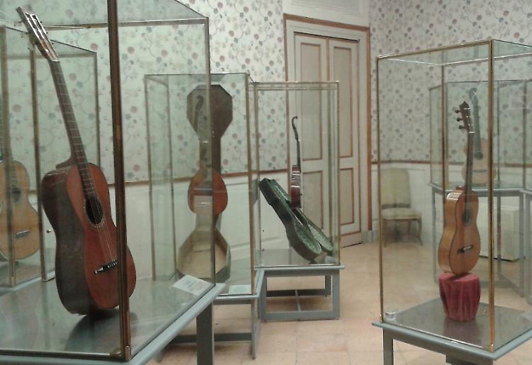 Carutti: «Aiutateci a tutelare le chitarre al museo civico»