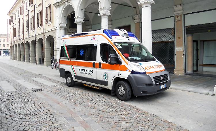 Senegalese tenta di portare via un pc, arrestato