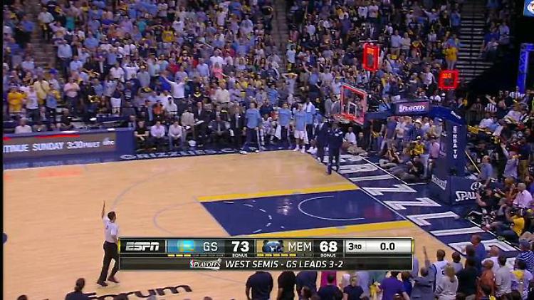 Nba, da 20 metri sulla sirena: la magia di Steph Curry