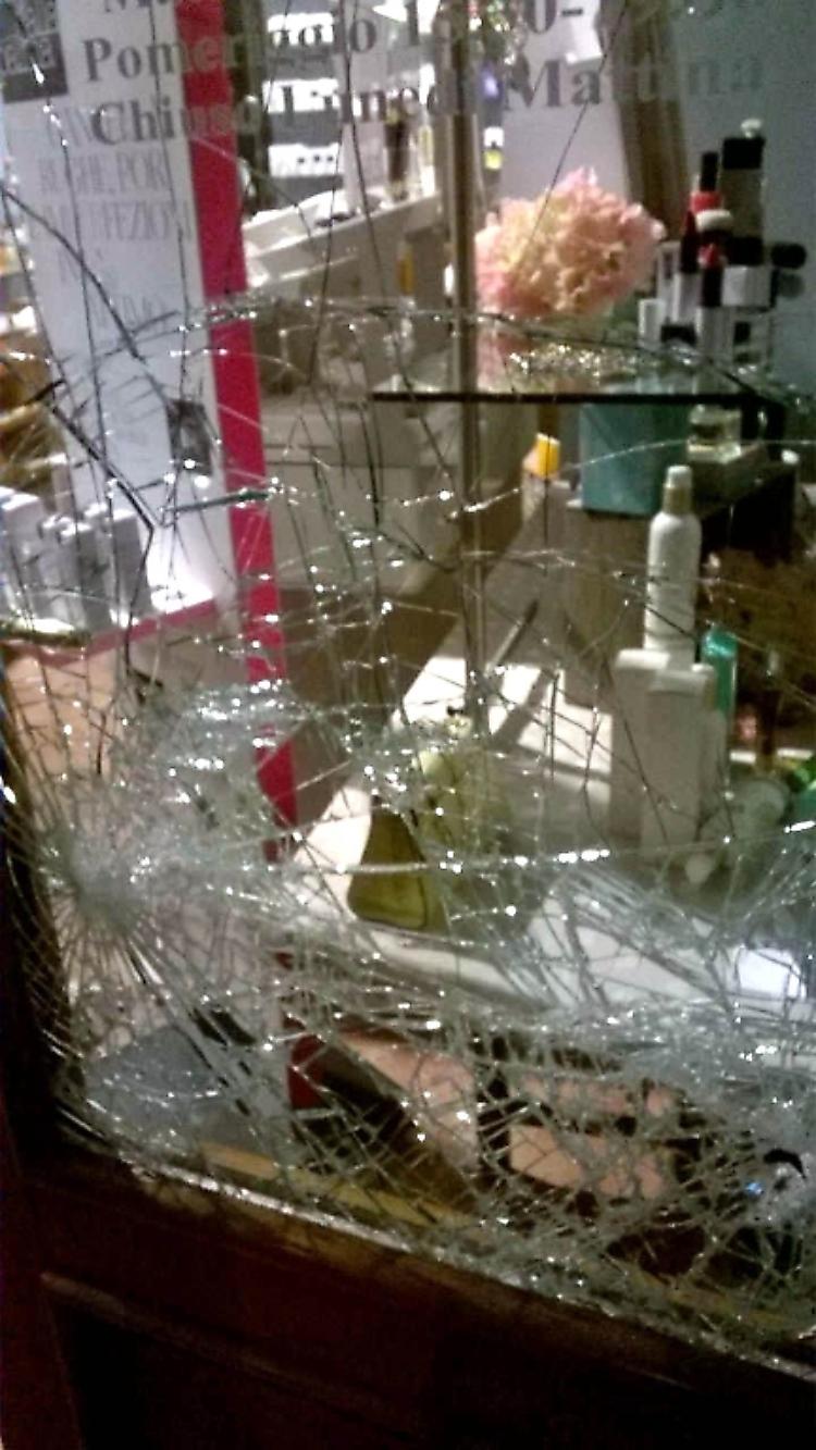 Ladri con il tombino Razzia di profumi