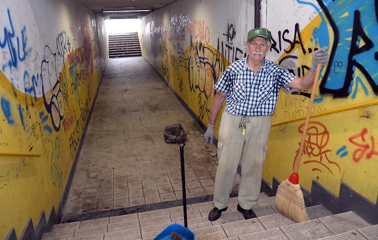 Segnala il degrado, nessuna risposta e si mette all'opera